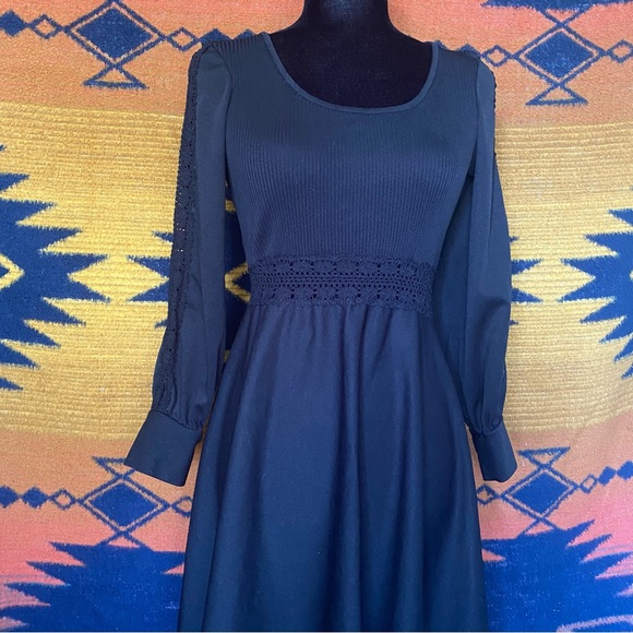 Vintage 60’s Mod style Dress. Long Sleeve. Lace Waist & Arms. U Neckline. Small. - Picture 2 of 16